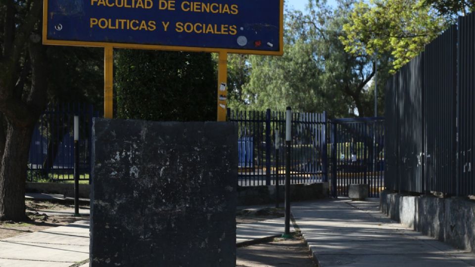 Entrada de la Facultad de Ciencias Políticas y Sociales de la UNAM.