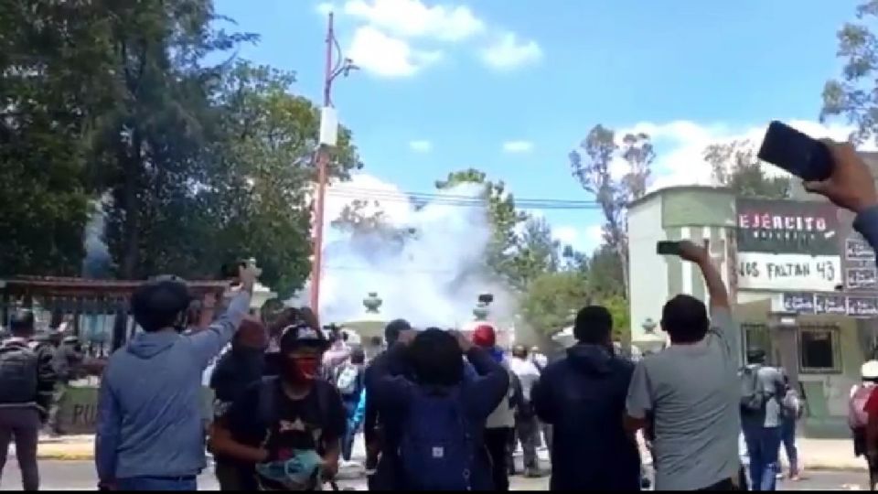Protestas de los normalistas de Ayotzinapa en el Campo Militar 1.