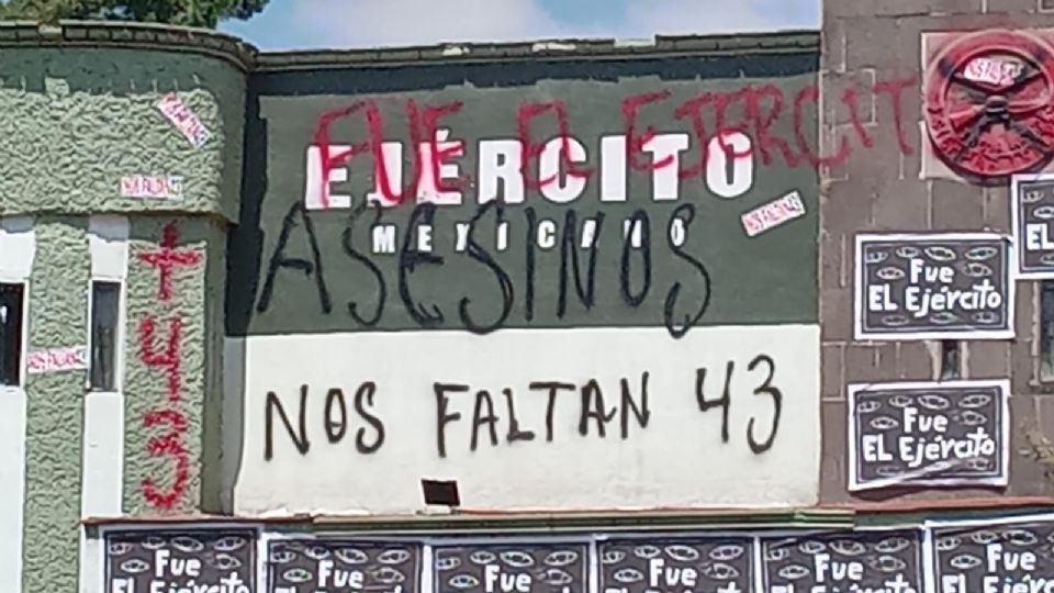 Normalistas de #Ayotzinapa, realizaron múltiples pintas en la fachada del acceso principal al Campo Militar Número 1. También provocaron daños a señalamientos de vialidad como protesta por el octavo aniversario de la desaparición de 43 de sus compañeros.