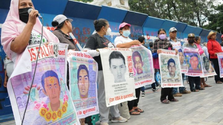 Blindan Centro Histórico por marcha de normalistas de Ayotzinapa
