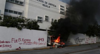 Normalistas incendian vehículos y causan destrozos en Palacio de Justicia de Iguala: VIDEO