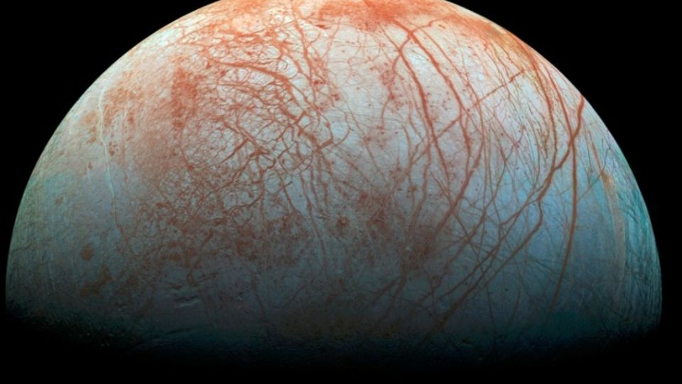 Europa es un satélite natural de Júpiter, es uno de los principales candidatos para encontrar vida en el sistema solar