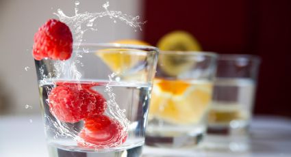 El agua simple NO es la mejor bebida para hidratarse, lo dice la ciencia