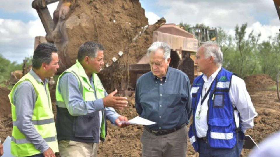 Como parte de las actividades del proyecto de búsqueda y recuperación de los mineros de El Pinabete, el director general de CFE, Manuel Bartlett Díaz, recorrió la mina acompañado por César Fuentes Estrada, director Corporativo de Ingeniería y Proyectos de Infraestructura (DCIPI).