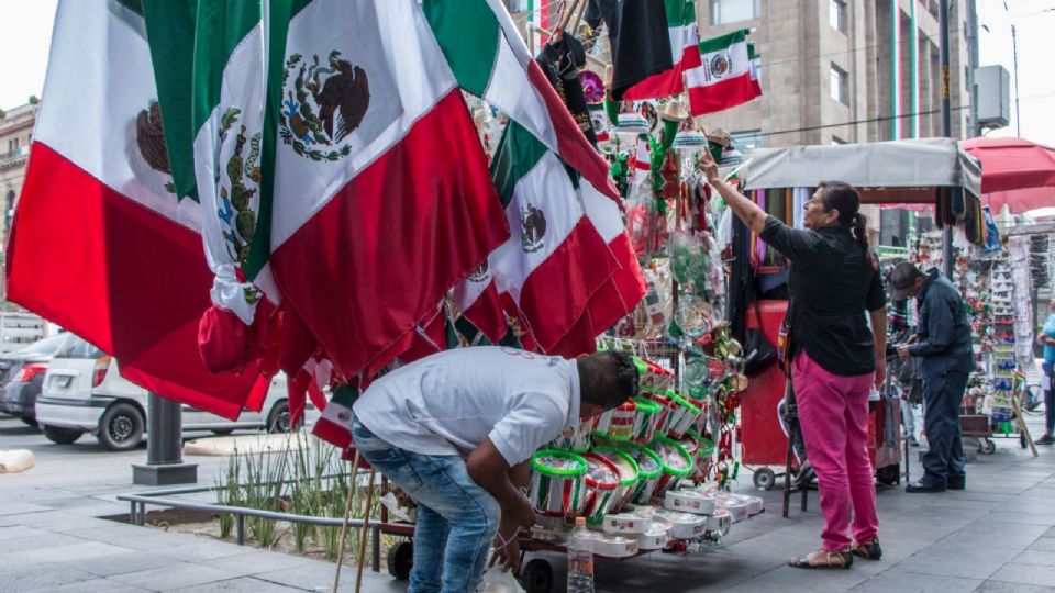 Vendedores ambulantes con artículos alusivos al Día de la Independencia ya se encuentran en distintos puntos del Centro Histórico.