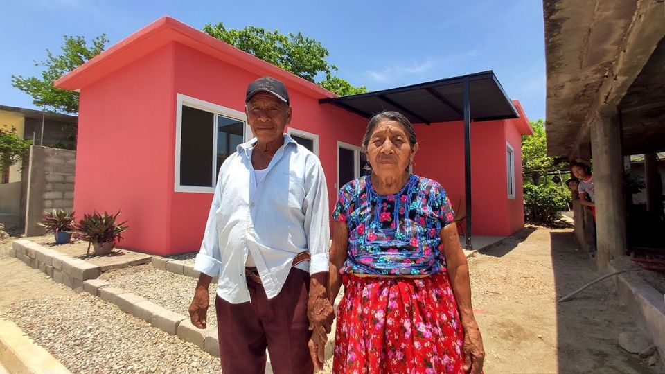 Mexicanos reciben su casa como parte del programa de Reconstrucción