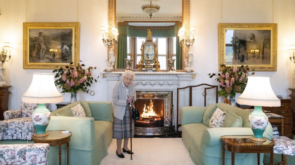 La reina Isabel, bajo supervisión médica por la preocupación sobre su salud.