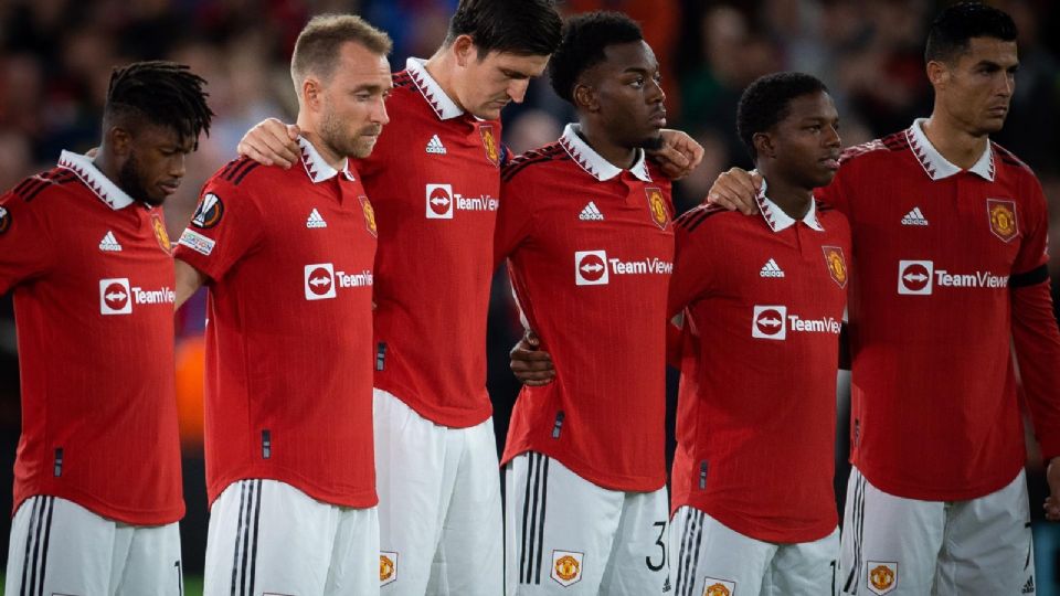 Los jugadores del Manchester United ofrecen un minuto de silencio en memoria de Su Alteza Real la Reina Isabel II antes del partido de la Jornada 1 de la UEFA Europa League entre el Manchester United y la Real Sociedad.