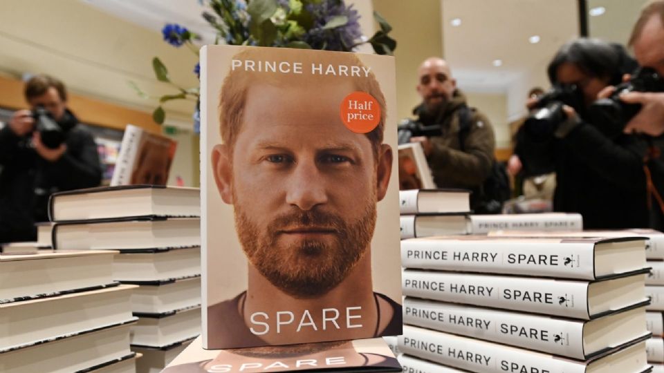 La muy esperada y controvertida biografía del príncipe Enrique ya está a la venta en Inglaterra.