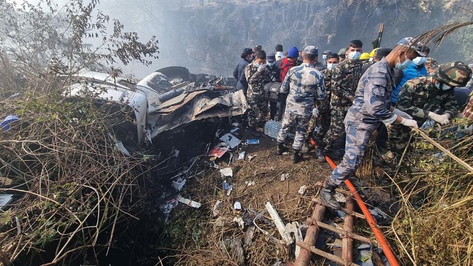 Hallan 69 cadáveres tras accidente aéreo con 72 pasajeros a bordo en Nepal
