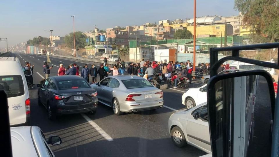 Padres de alumno de primaria en Ecatepec protestan con el cierre de la autopista México-Pachuca.