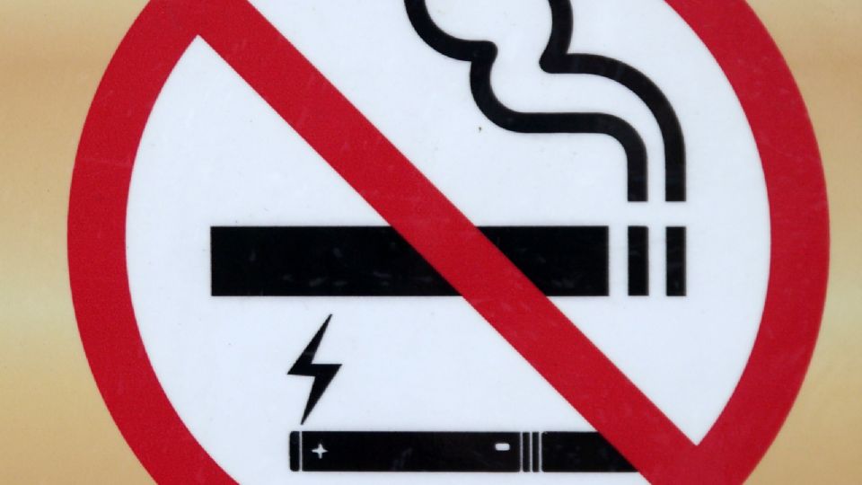 Se prohíbe fumar en lugares públicos.