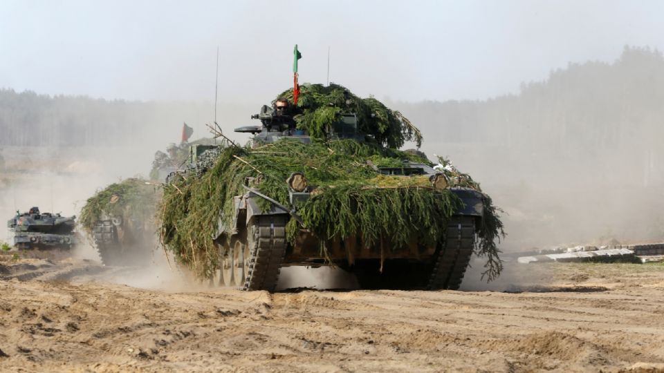 Carros de combate alemanes Marder y Leopard 2 tras unas maniobras militares de la OTAN