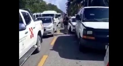 Taxistas en Cancún bloquean vía de acceso al aeropuerto