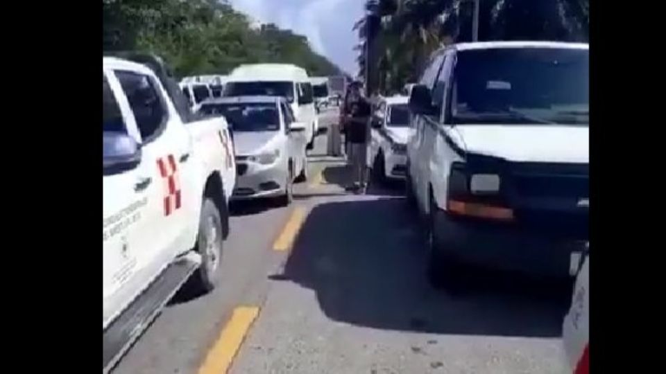 Taxistas bloquean el acceso al aeropuerto de Cancún en protesta por la presencia de Uber.