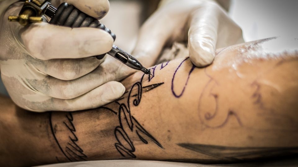 Ilustrativa, mujer cuenta cómo se arruinó la piel con un segundo tatuaje.