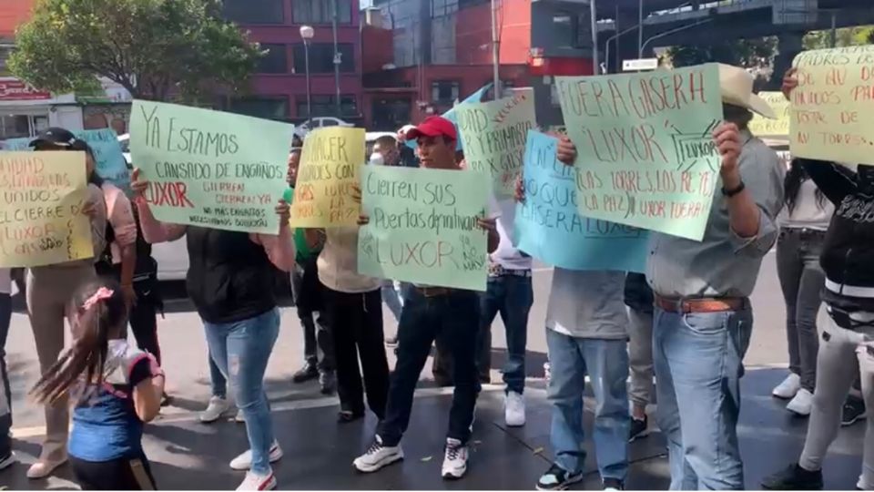Habitantes del Estado de México se manifestaron en la Comisión Reguladora de Energía.
