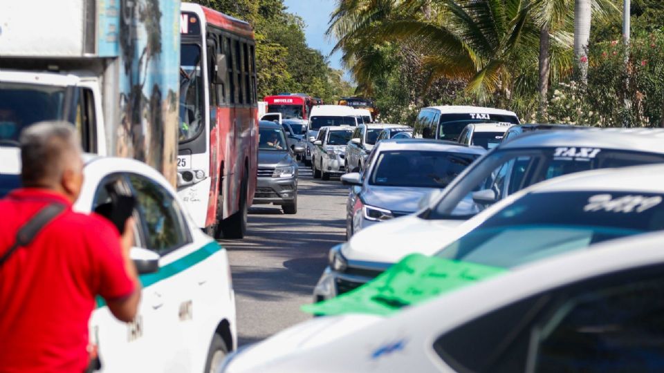 Taxistas bloquearon los accesos al Aeropuerto Internacional de Cancún.