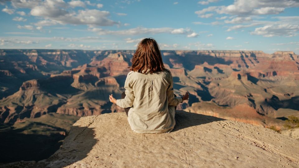 Mujer sentada en colina / Ilustración