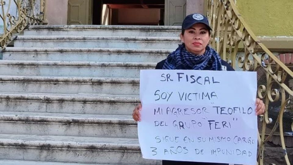 Una mujer policía de la Agencia de Estatal de Investigación de Oaxaca se plantó frente al nuevo fiscal de esa entidad.