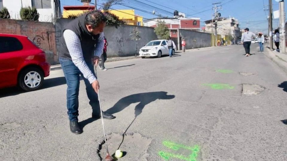 Vecinos de Toluca organizaron un juego de Golf en calles de esa ciudad tomando a los baches como hoyos.