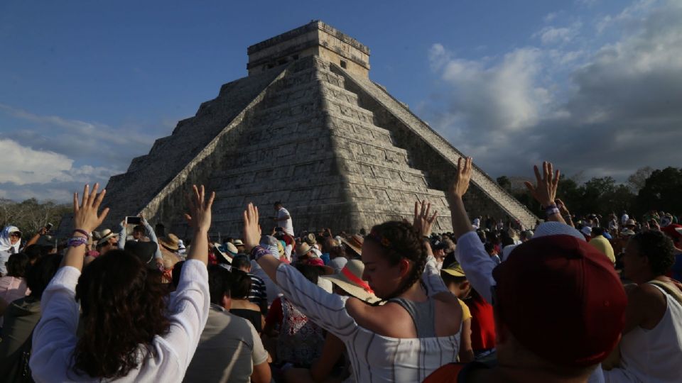 Otra vez turista subió las escalinatas de esta pirámide considerada Maravilla del mundo.