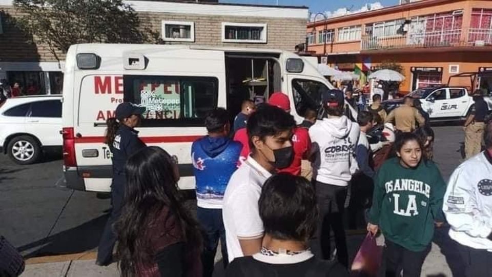 Un hombre inconsciente, varios lesionados y pánico entre niños y mujeres fue el saldo de una batalla campal.