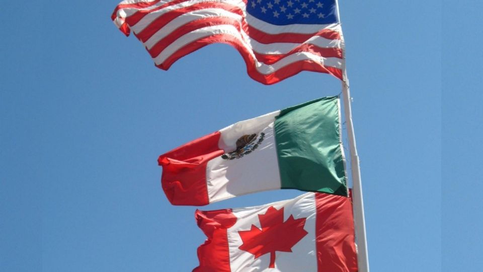 Banderas de EU, México y Canadá.