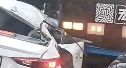 Salva la vida conductor de auto arrollado por tren ligero | VIDEO