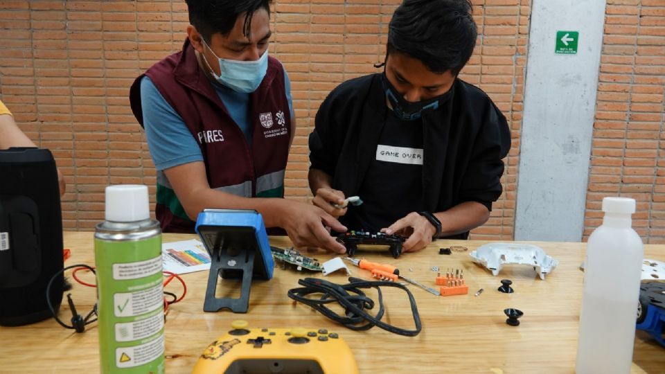 Un tallerista asesora a su alumno en el Taller de Electrónica en PILARES “Valentín Gómez Farías”