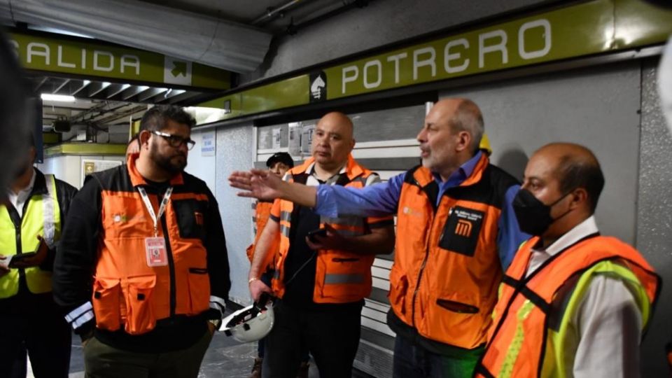 Autoridades del metro tras el accidente en la Línea 3.
