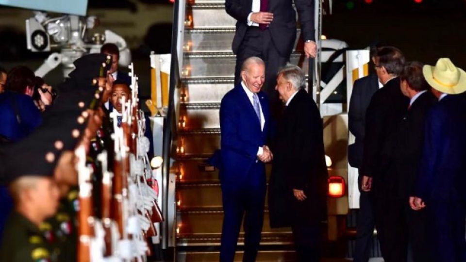 Joe Biden siendo recibido por Andrés Manuel López Obrador