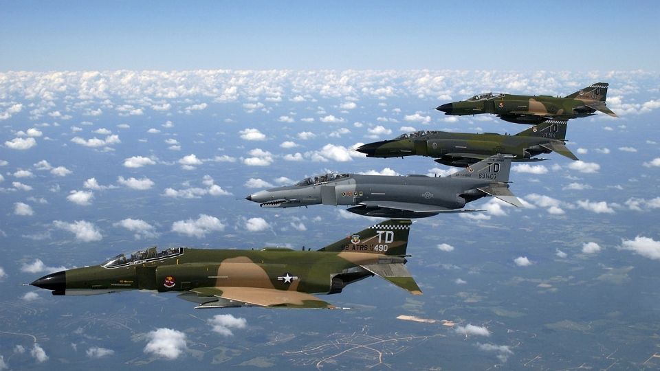 Imagen ilustrativa de cazas F-4 sobrevolando.