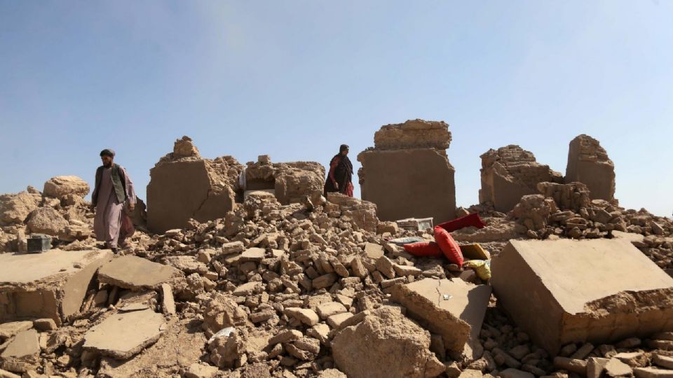 Gente afectada por el más reciente terremoto en Afganistán.