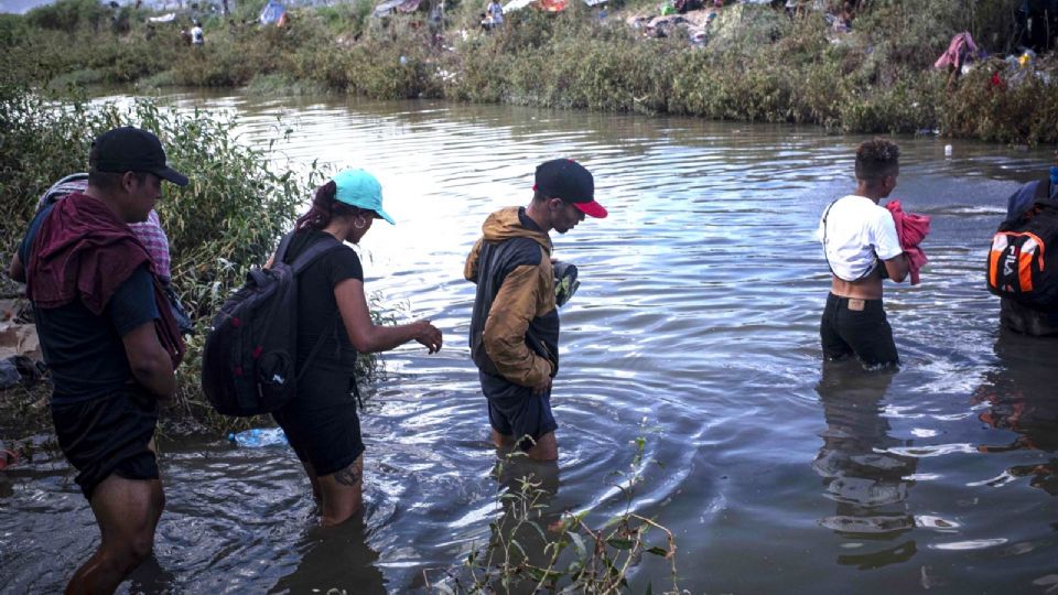 Migrantes cruzando Ciudad Juárez.