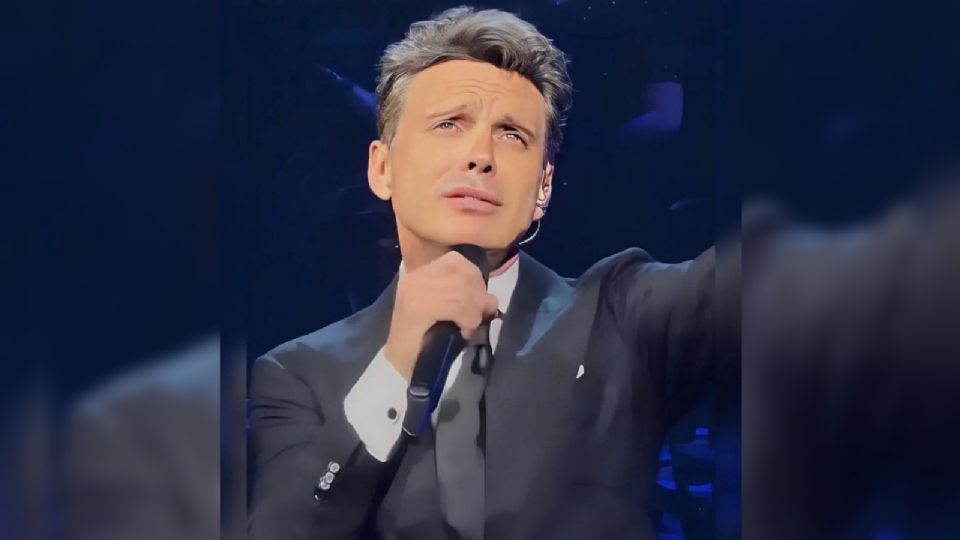 Luis Miguel cayó en el escenario de la Arena CDMX, sin mayores consecuencias.