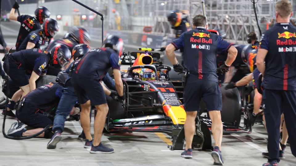 Sergio Pérez (Red Bull) participa en la sesión de clasificación del Gran Premio de Qatar de Fórmula Uno, en Lusail.