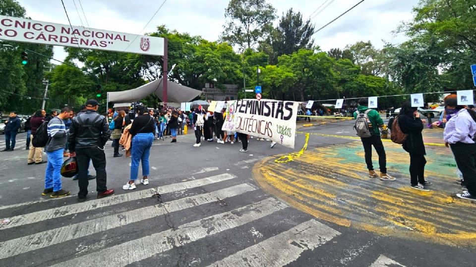 Feministas del IPN realizaron una protesta.
