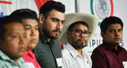 Entrega gobierno a familias de Ayotzinapa información de inteligencia