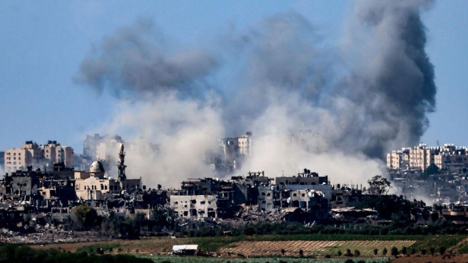 El humo se eleva desde el norte de la Franja de Gaza como resultado de un ataque aéreo israelí, 17 de octubre de 2023.