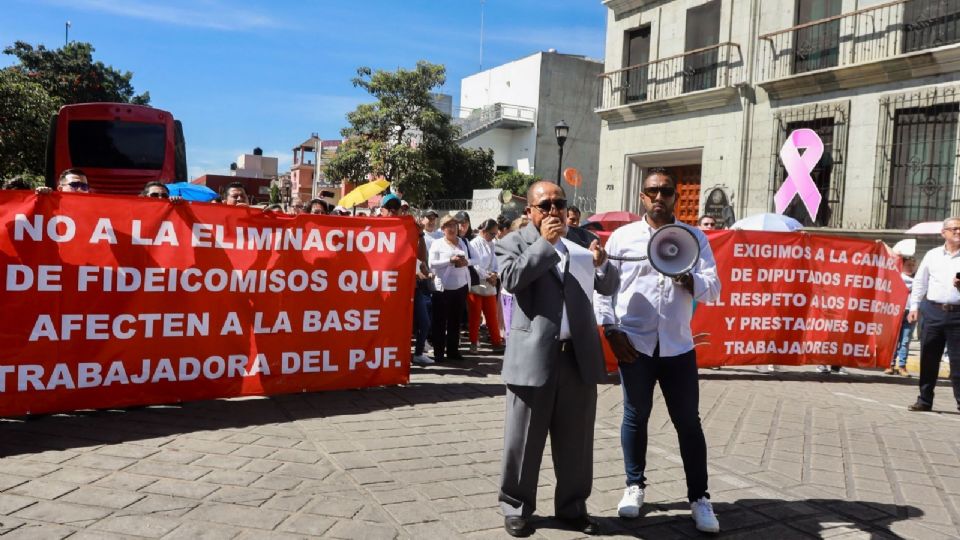 Trabajadores del Poder Judicial Federal suspenden actividades en protesta por la eliminación de 13 fideicomisos.