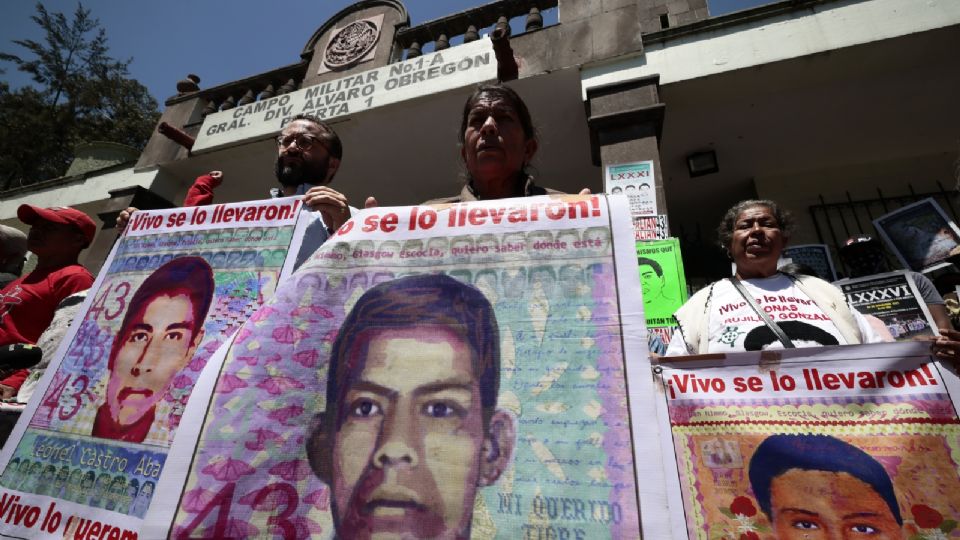 Padres de Ayotzinapa piden investigar penalmente al expresidente mexicano Peña Nieto.