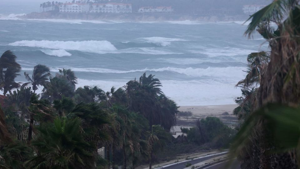 El paso del huracán 'Norma' por BCS, deja un saldo blando, reportan autoridades de Protección Civil.