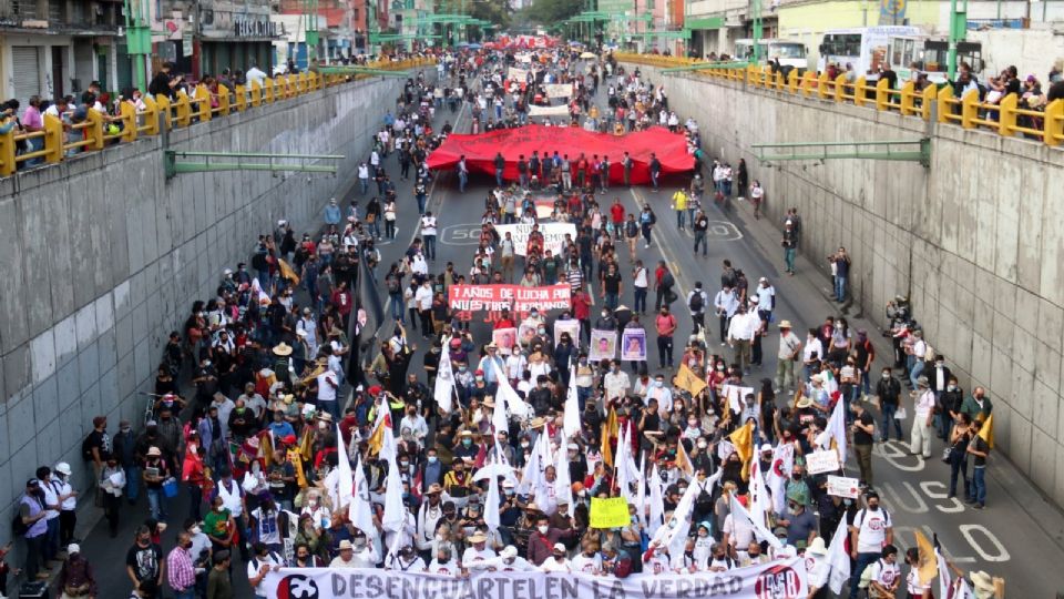 Integrantes del Comité del 68 encabezaron la marcha 2 octubre.