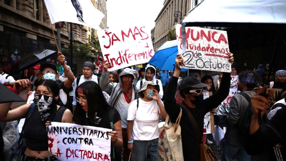 Se llevó a cabo una marcha por la matanza de Tlatelolco.