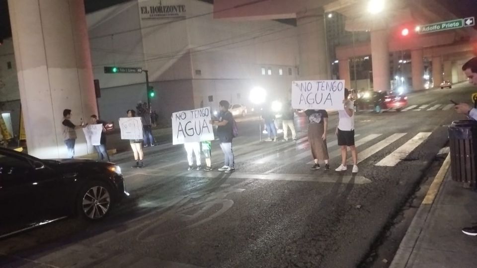 Bloquean la avenida Félix U. Gómez por falta de agua