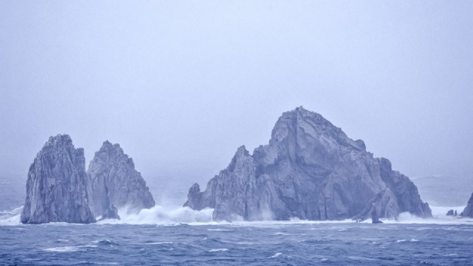 Fotografía de archivo del fuerte oleaje ante la llegada del huracán Norma, en Los Cabos (México).