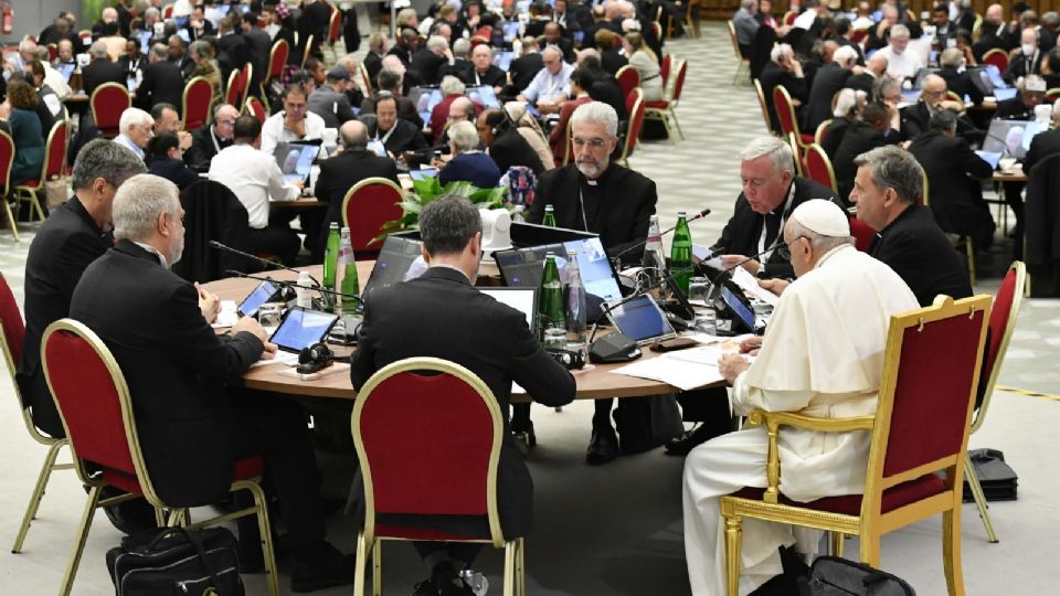 Imagen proporcionada por Vatican Media muestra al Papa Francisco (derecha) asistiendo a la 16ª Congregación General durante el Sínodo de los Obispos, Ciudad del Vaticano.