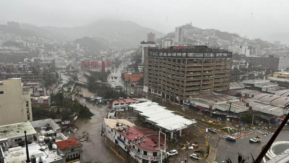 Plazas, hoteles y calles lucen destruidas tras la entrada del huracán Otis al puerto de Acapulco.