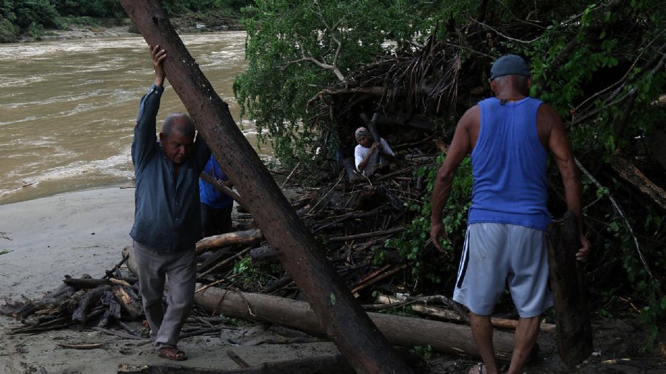 Personas retiran los escombros ocasionados por el Huracán Otis hoy, en la comunidad de la Solapa, Acapulco, estado de Guerrero (México).